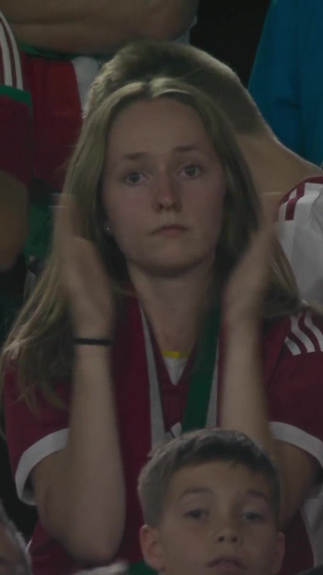 匈牙利前锋被担架抬出场，女球迷看台捂嘴担心+鼓掌鼓励