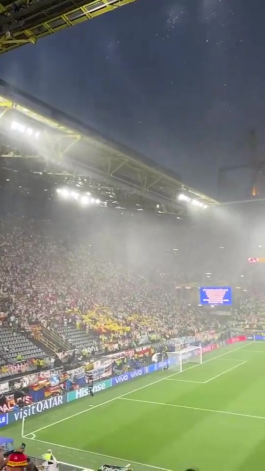 现场实拍！威斯特法伦大雨倾盆，德国比赛被迫暂停！