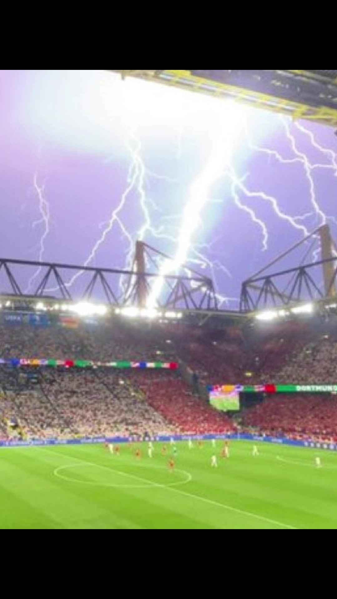 可怕！德国vs丹麦，现场静态闪电图，比赛因此中断